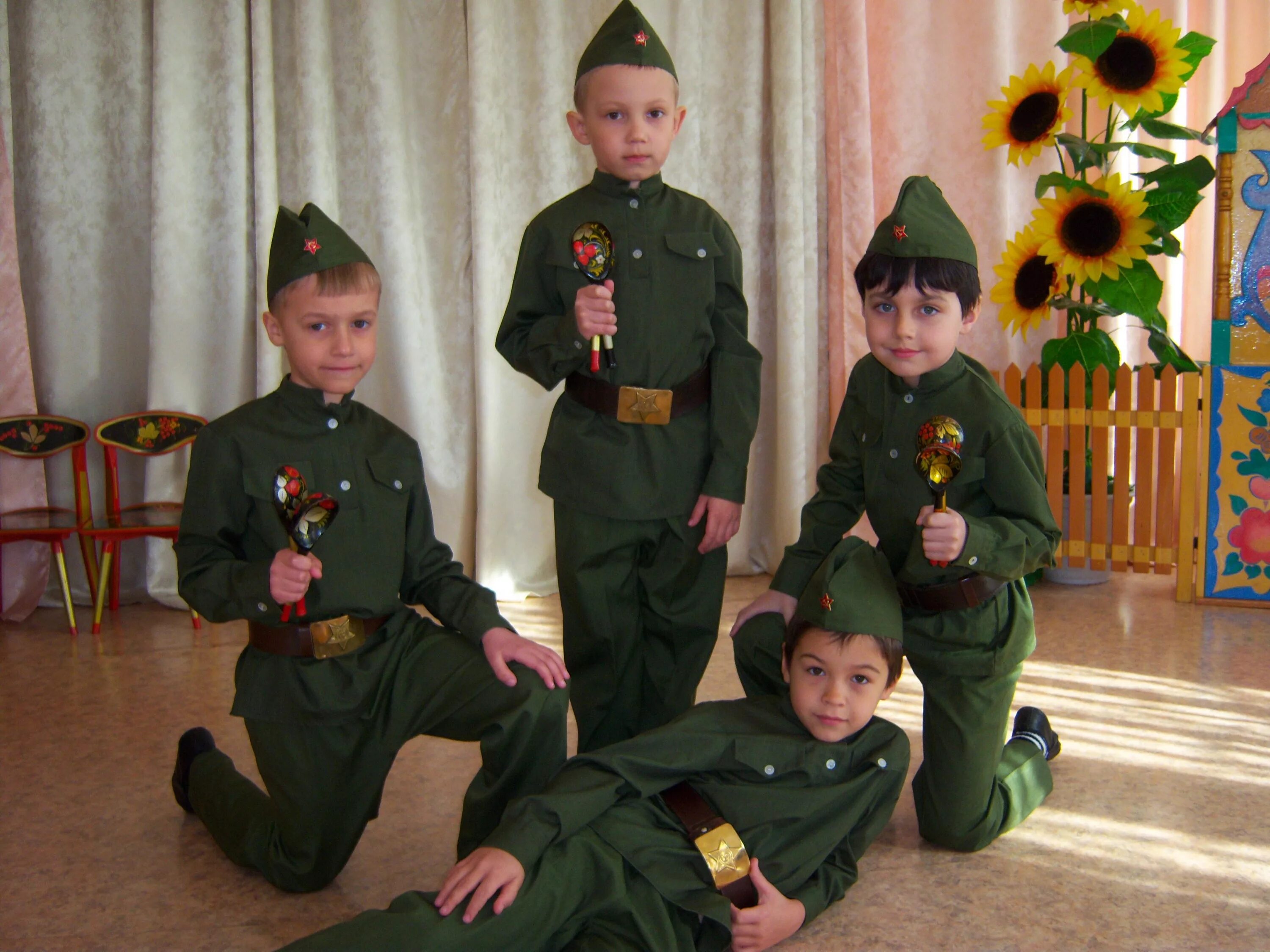 Формы праздника в детском саду. Военная форма в детский сад. защитники отечества для детского сада. дети в садики в военной форме. военный праздник в детском саду.