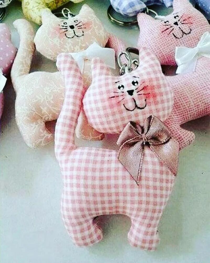 Простая игрушка своими руками из ткани. Небольшие игрушки из ткани. котики из ткани. игрушки своими руками из ткани. текстильные кошечки из ткани.