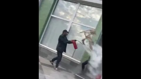 Парень скидывает видео