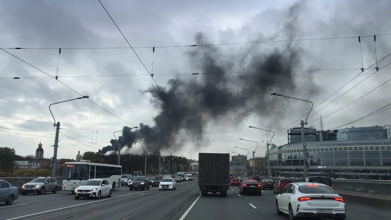 Дым из труб Санкт-Петербург. Черный дым Санкт-Петербурга. Черное облако Питер. Валит дым. Черный дым сегодня