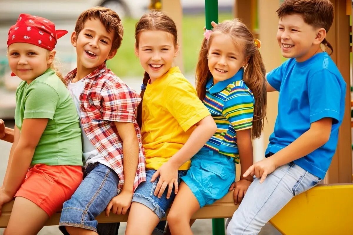 Счастливый ребенок. Большая группа детей. Радостные дети. Дети в детском саду. Диетиразного возраста.