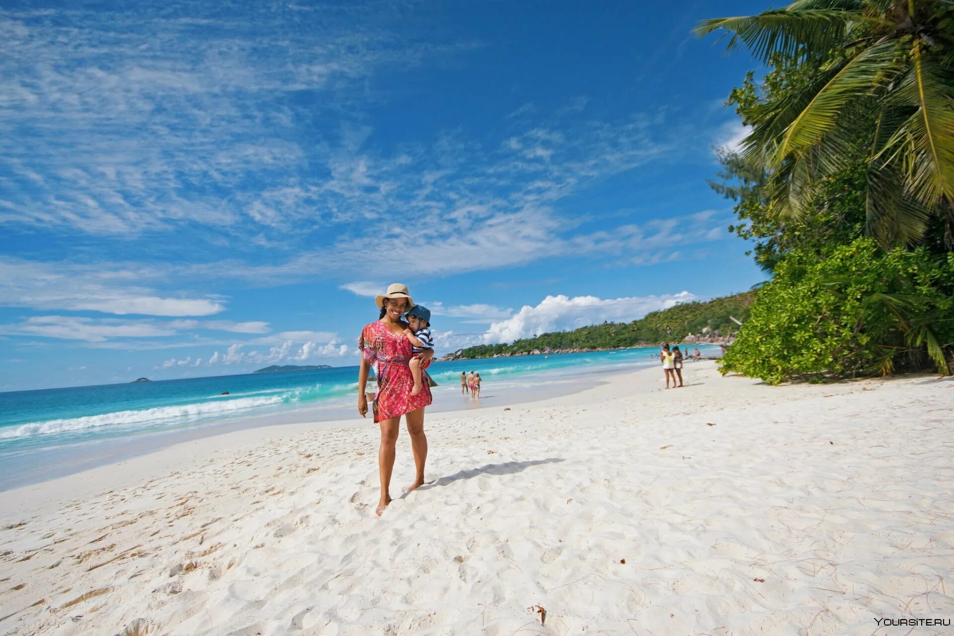 Куда поехать в июле на море 2024. Люди на пляже. Сейшелы туристы.