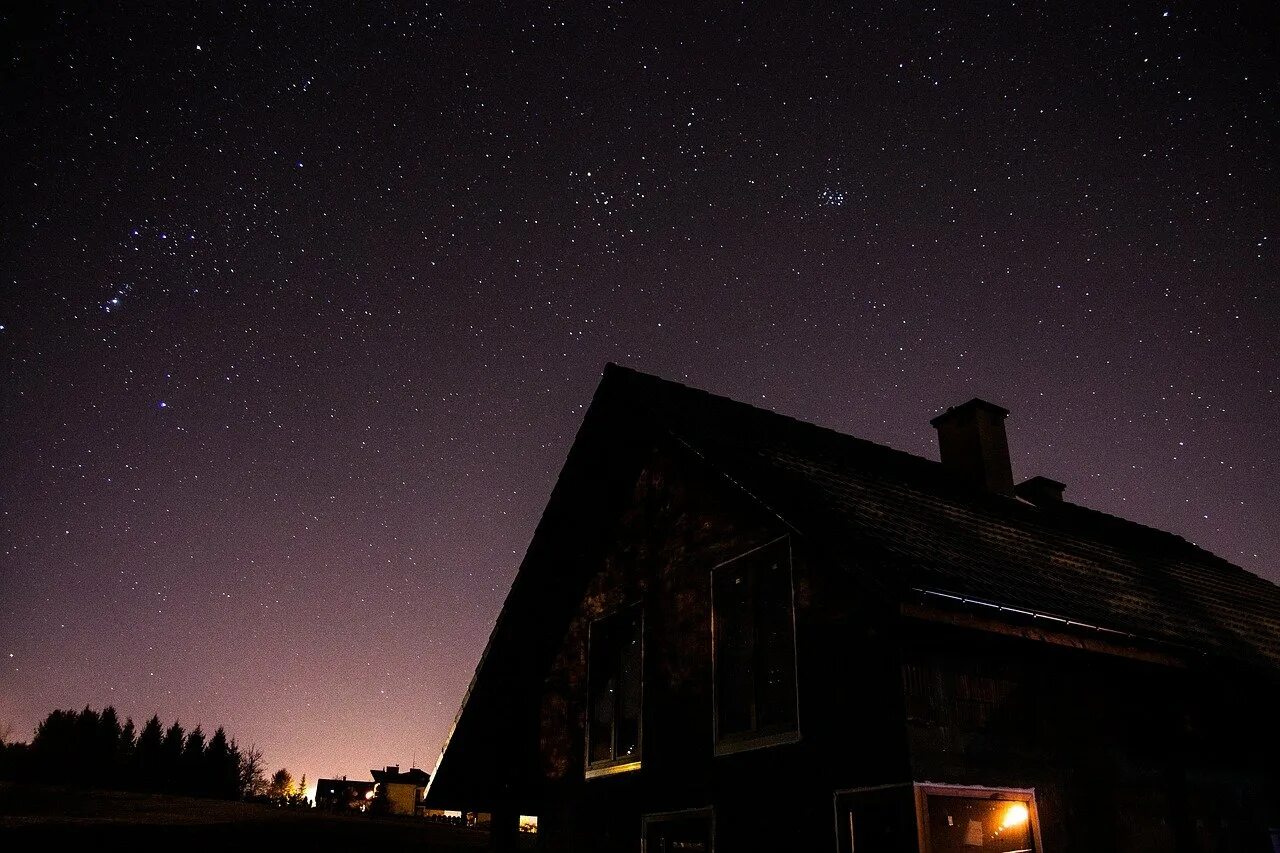 4 вечера темно. Ночное небо. Дом ночью. Темная ночь. Звезды над крышами домов.
