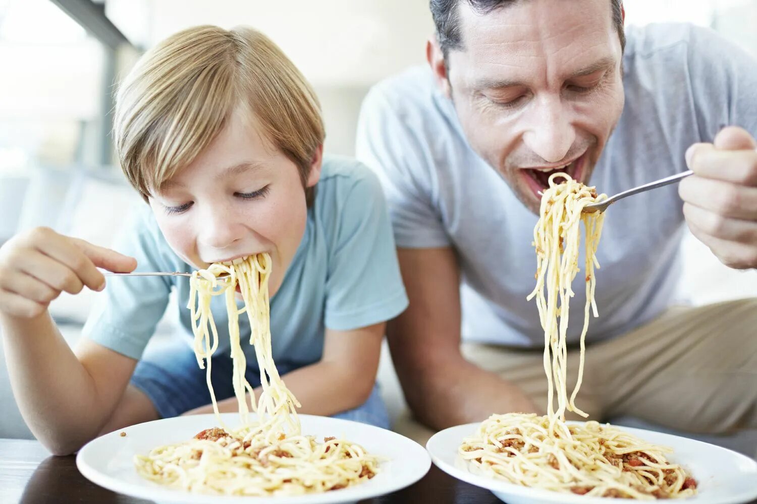 They were eating. Человек спагетти. Человек ест макароны. Кушает спагетти. Дети за столом едят макароны.