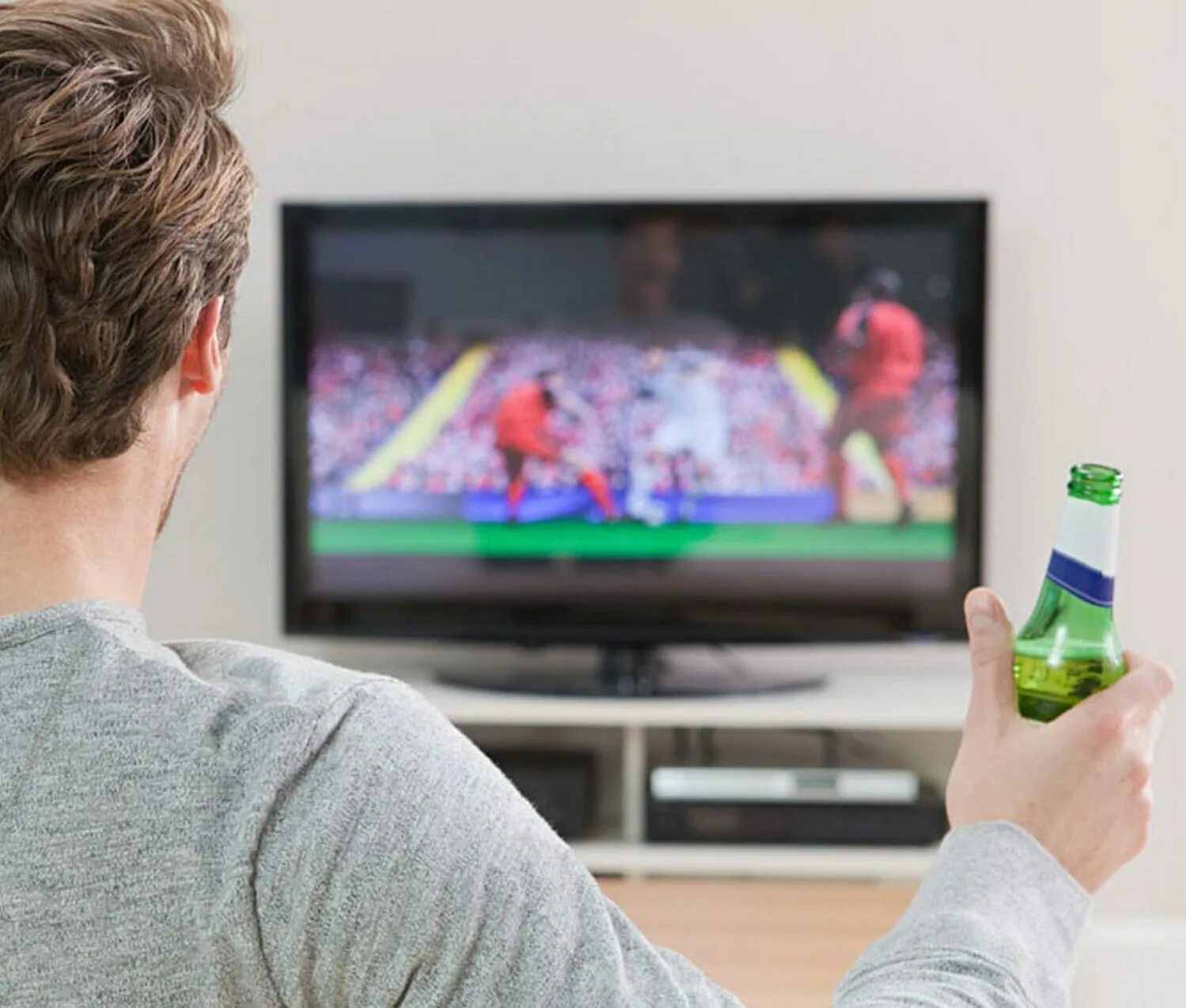 Телевизор спорт. Человек перед телевизором. Человек на диване перед телевизором. Тв приставка для телевизора. Мужчина перед телевизором.