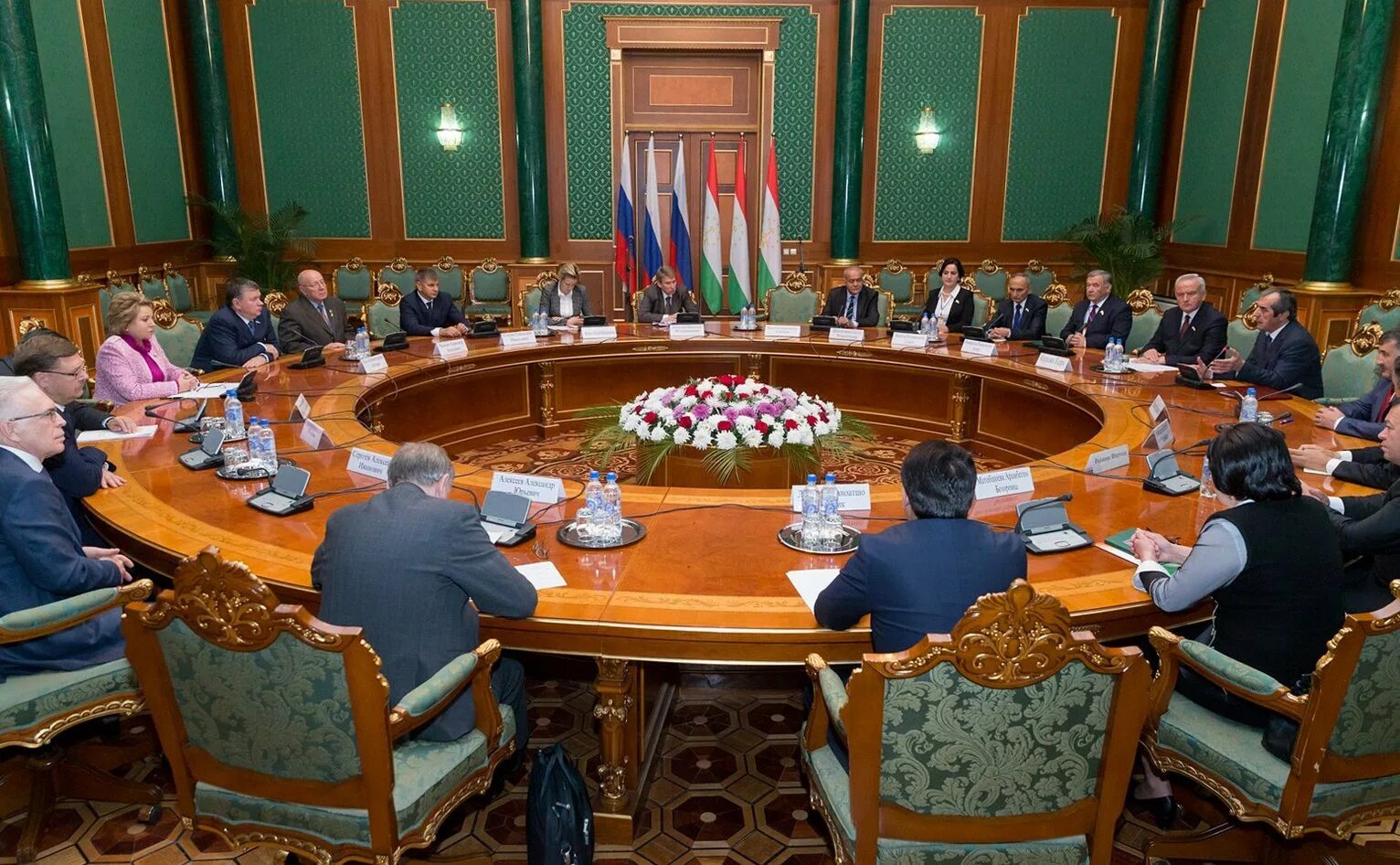 таджикско -российские флаги. флаг россии и таджикистана вместе. флаг россии и таджикистана. одкб душанбе. матвиенко заседание совета.