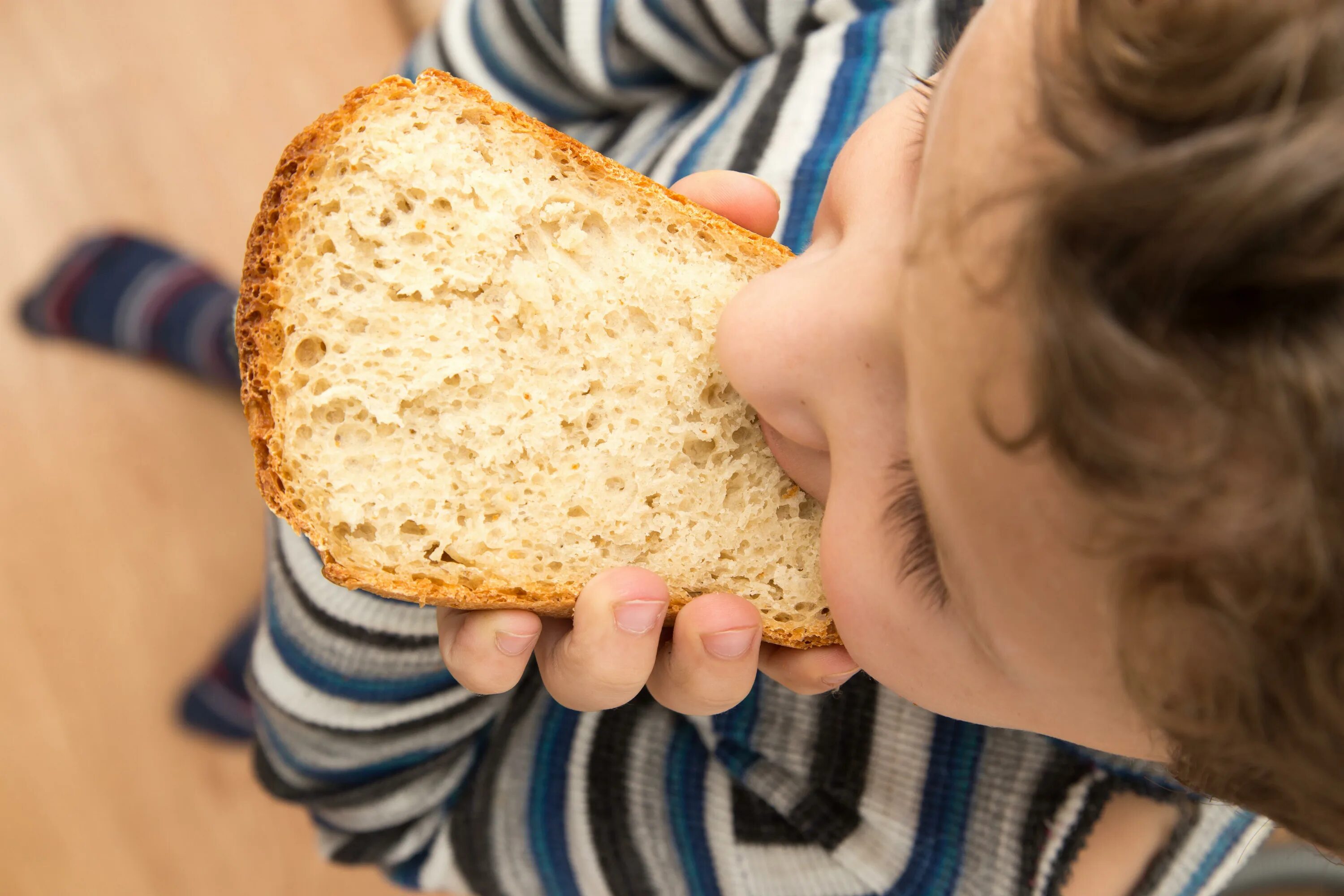 Воды и хлеба дай. Хлеб для детей. Мальчик с хлебом. Кушает хлеб. Хлеб за столом.