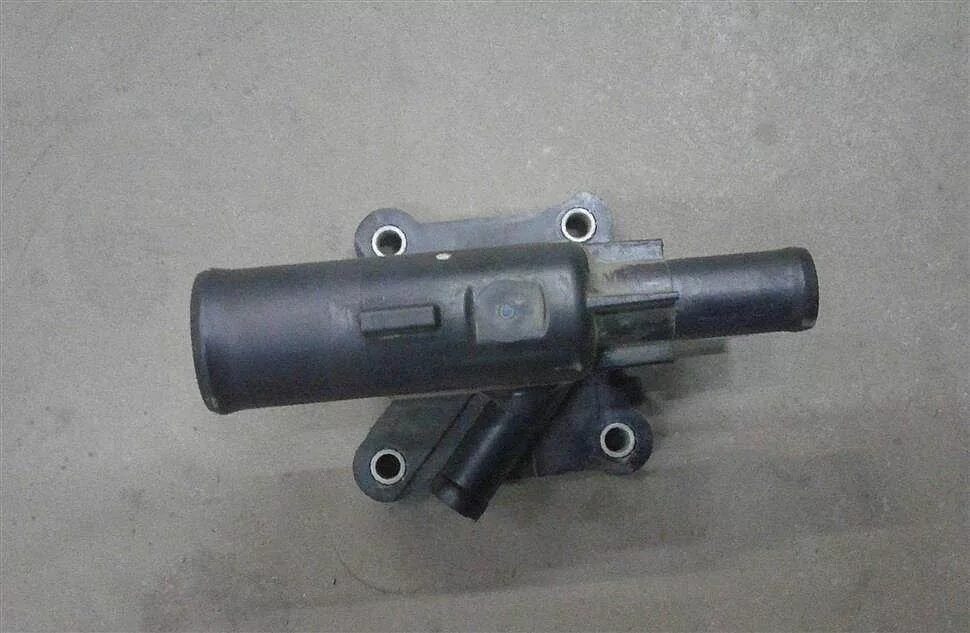 Форд фокус 2 фланец системы охлаждения 2. Тройник системы охлаждения форд фокус 3. Фланец системы охлаждения форд фокус 2. Фланец охлаждения форд. Тройник охлаждения ford mondeo 4.