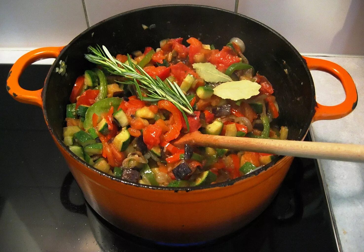 Рагу из овощей в кастрюле рецепт. Овощное рагу Рататуй. Сотейник с овощами. Рагу в кастрюле. Кастрюля для тушения овощей.