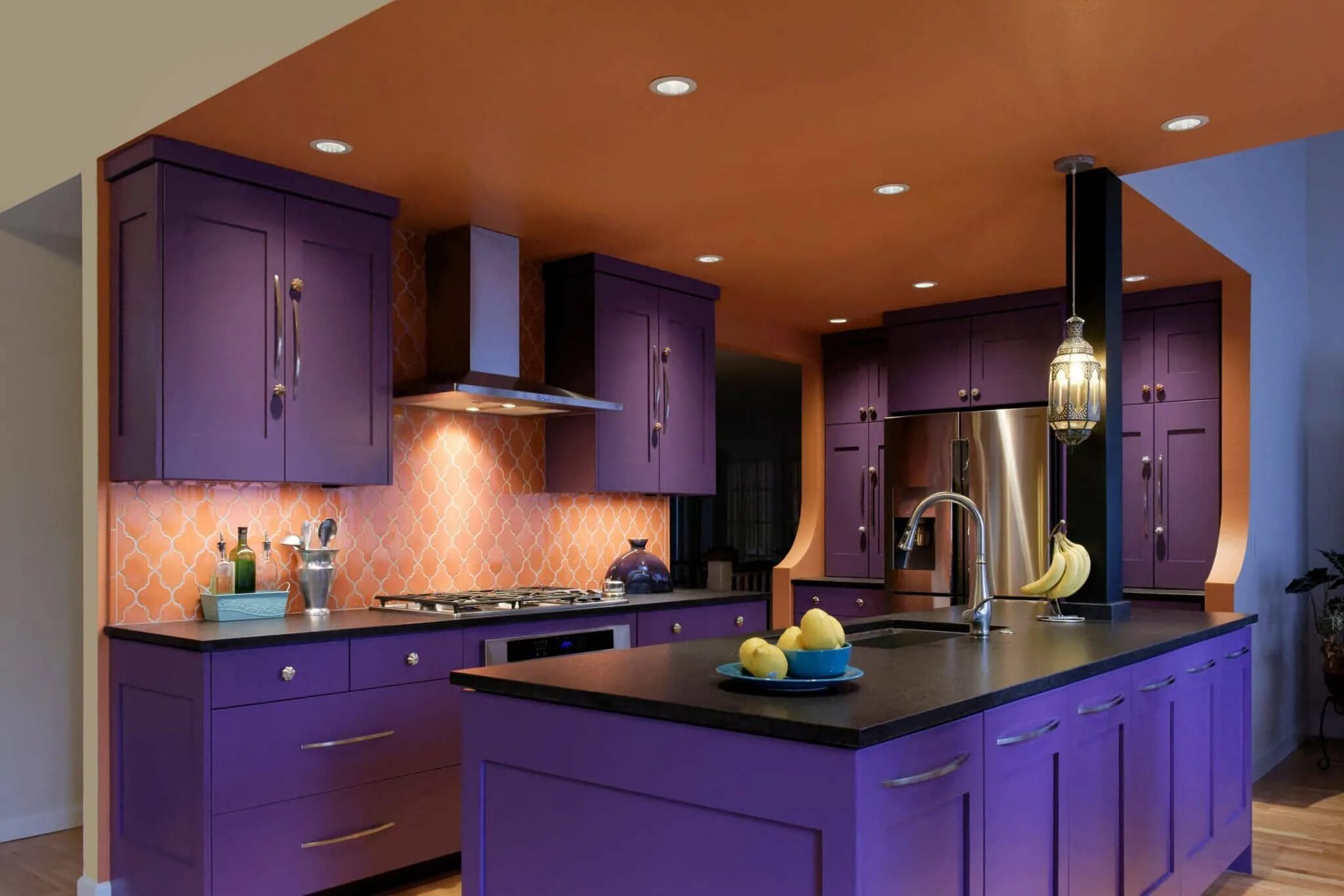 Улучшающий цвет. Кухня в фиолетовом цвете. Фиолетовая кухня в интерьере. Цветные кухни. Кухня в сиреневых тонах.