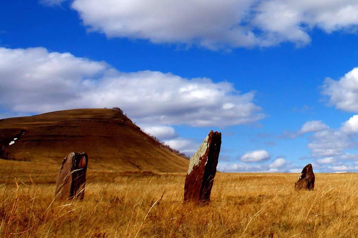 хакасия обои на телефон. салбыкская долина в хакасии. менгиры минусинской котловины. хакасия. музей заповедник сундуки хакасия.