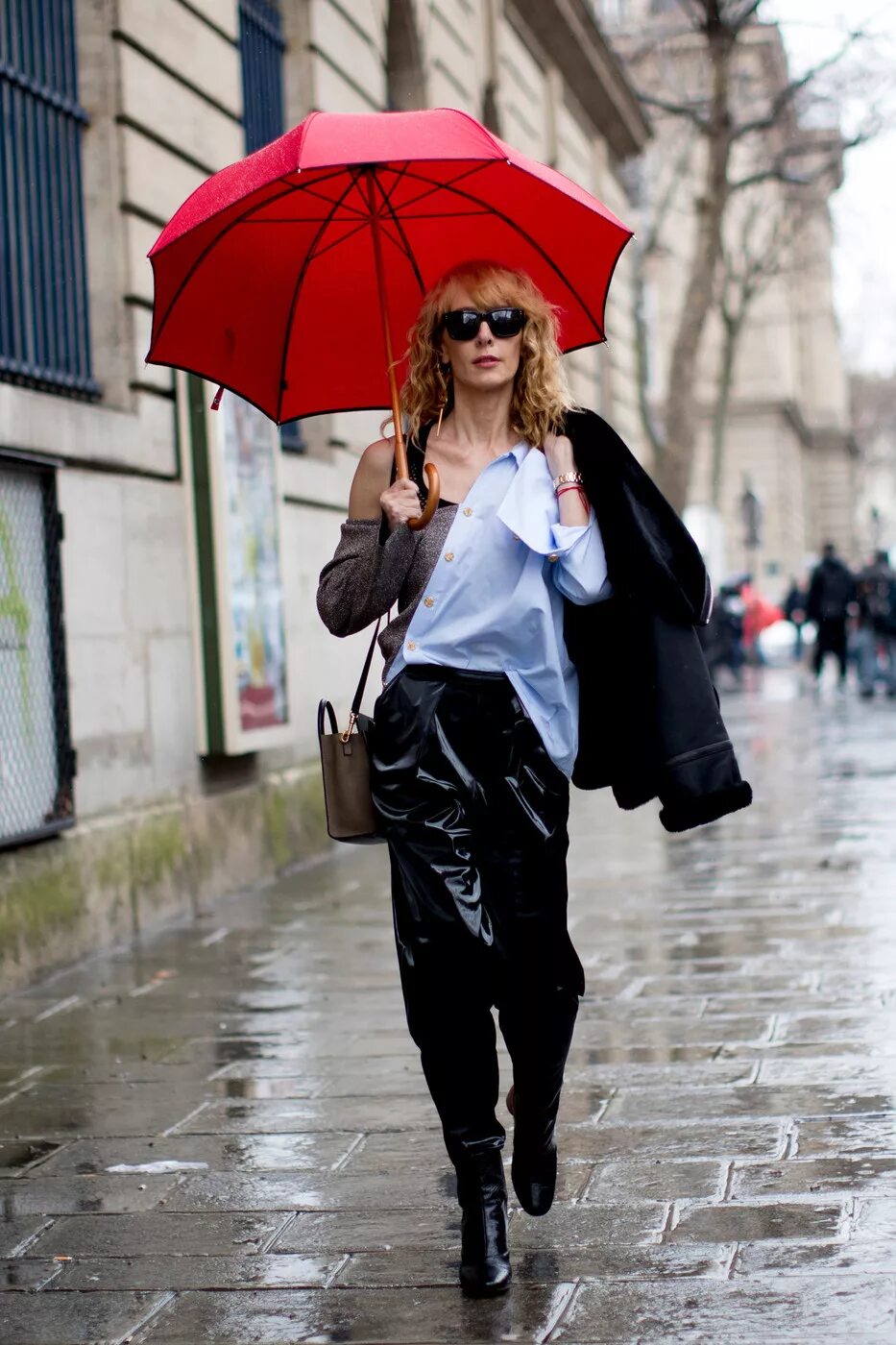 зонт-трость original waxing moon. девушка с зонтом. трость в современной моде. зонт наоборот зеленый unit restyle. носить зонт.