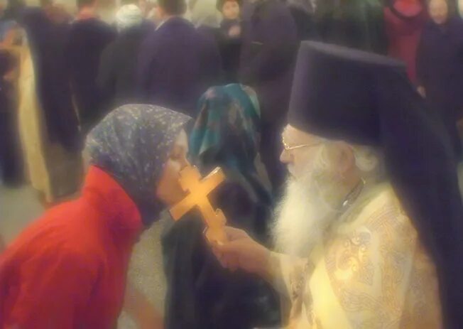 Целование руки священника в православии. Священник благословляет ребенка. Целование руки священника в православии. Маска православная. Ритуал целования креста у православных.