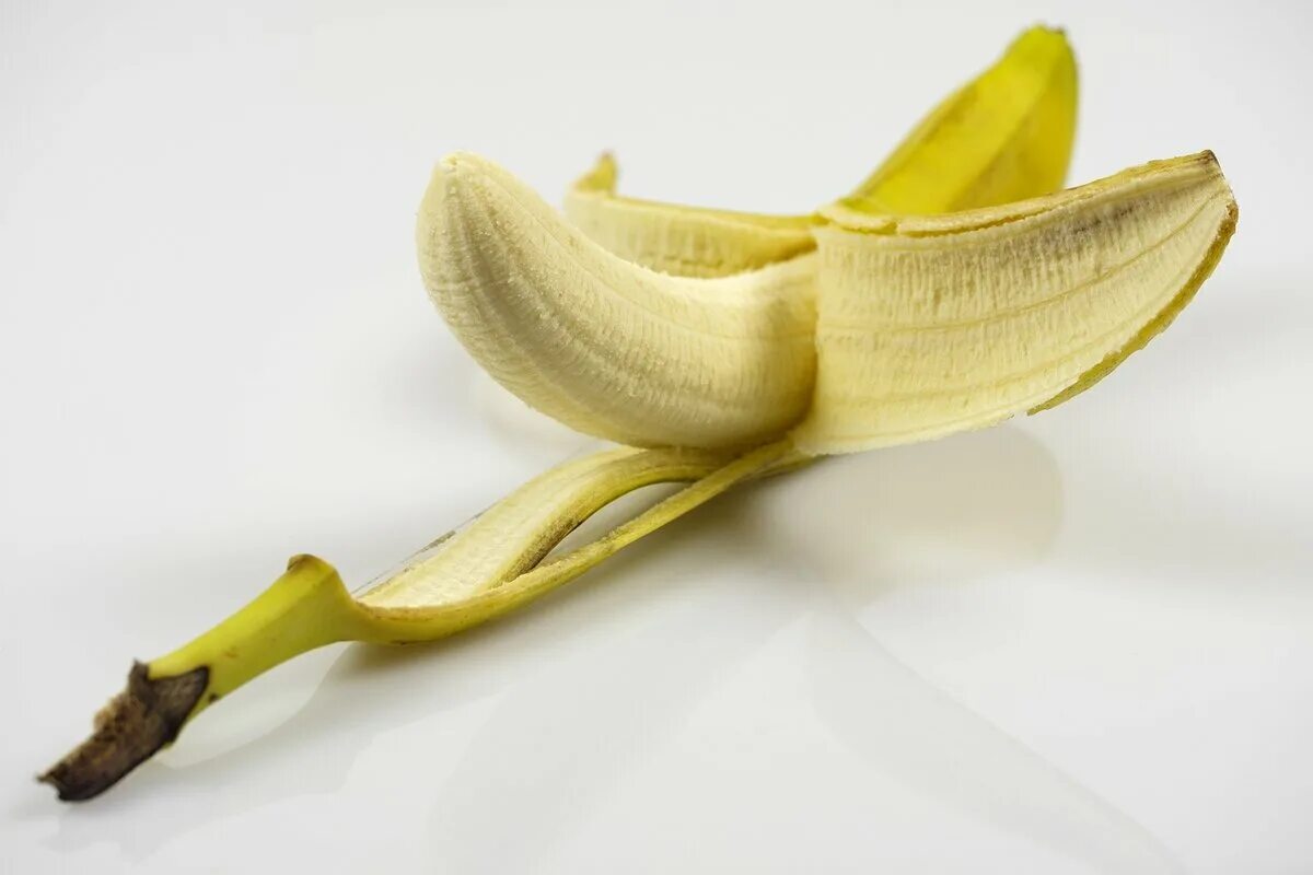 Кожура банана для лица. Банан очищенный. Кожура банана. Кожура от банана на голове. Очистка банановой кожурой.