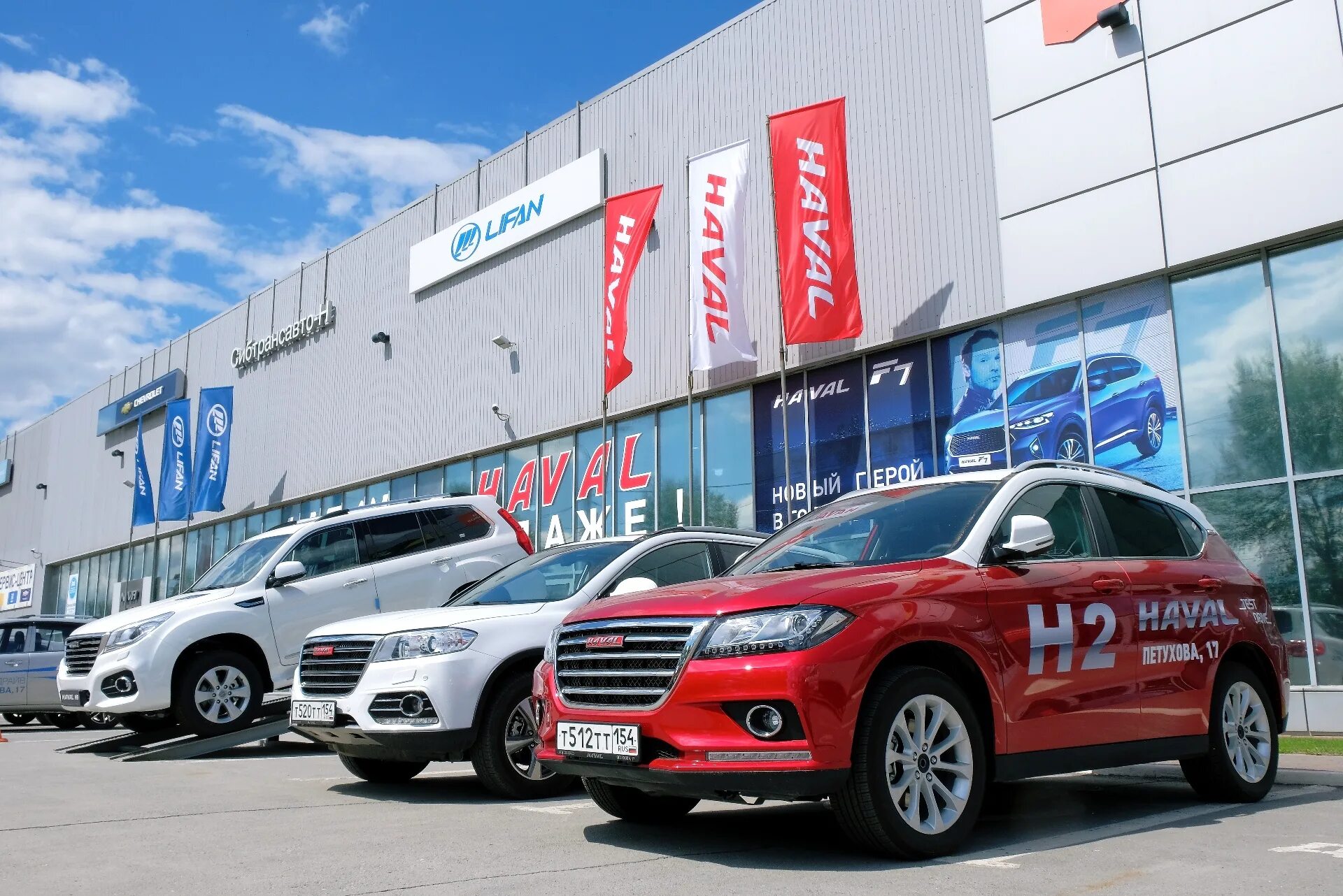 Лифан центр в махачкале. Асмото джили екатеринбург билимбаевская. Китай авто новосибирск. Haima s7 2021. Китайский автосалон.