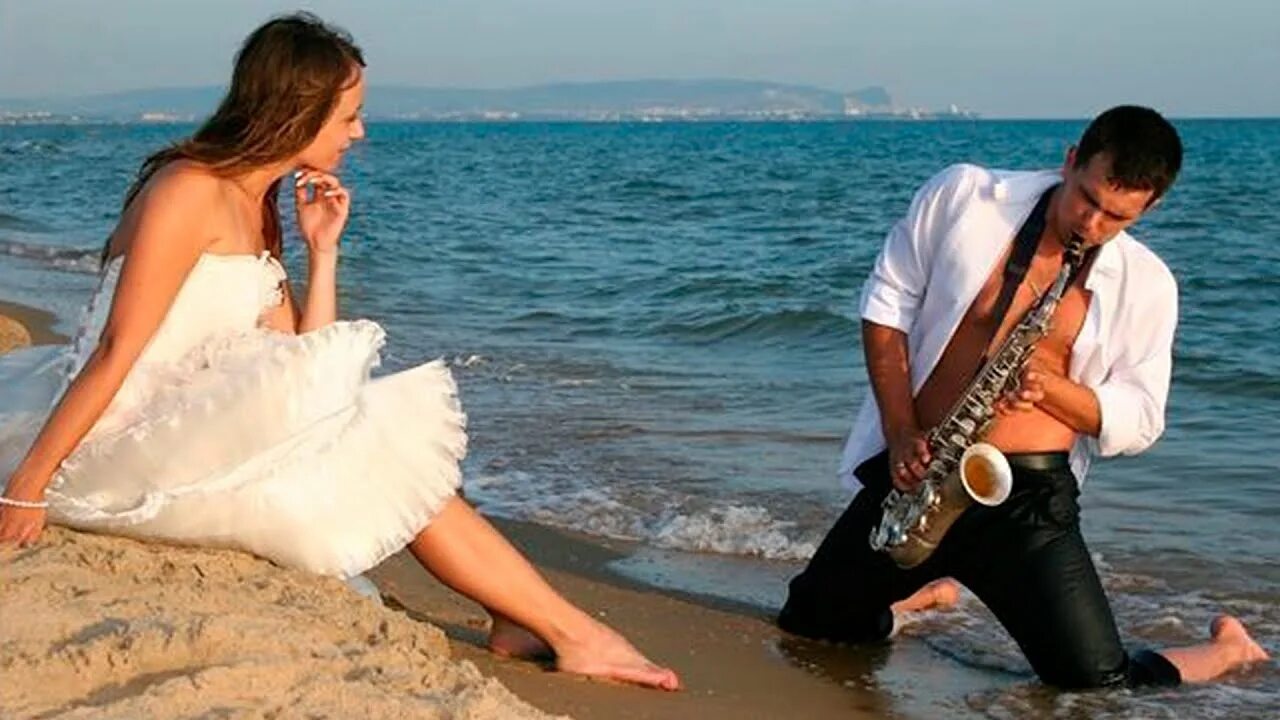 Песня красивый мужчина. Саксофон и море. Девушка с саксофоном на берегу моря. Музыканты на берегу моря. Музыкант море.