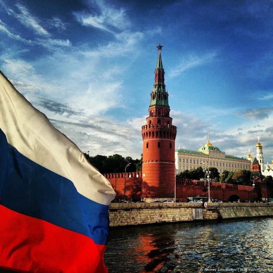 Российский триколор. Русский флаг. Патриотический коллаж. Фото связанное с россией. Российский флаг картинки.