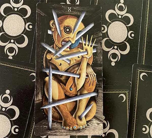 четверка мечей таро уэйта. Deviant moon tarot (таро безумной луны) premier edition. 4 меча таро луны. четверка мечей уэйт. четверка мечей таро.