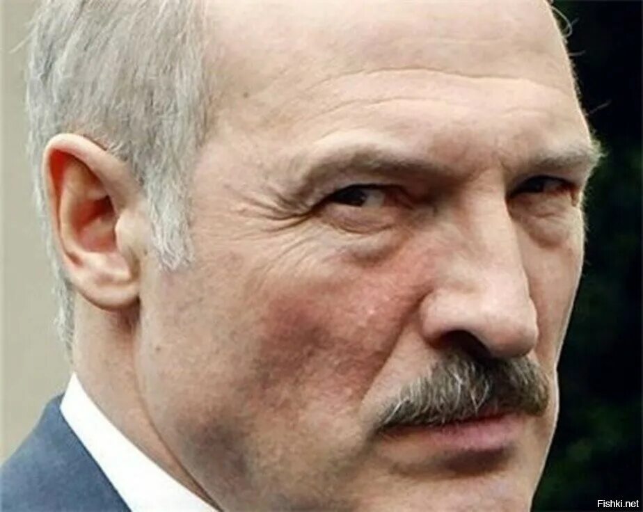 Лукашенко осудил. Лукашенко злой. александр григорьевич лукашенко. лукашенко прищур. злой лукашенко фото.