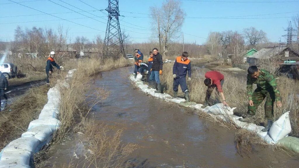 Как бороться с паводками. Борьба с паводками. Противопаводковые водохранилища. Село глубокое Казахстан. Усть Каменогорск подтопления.