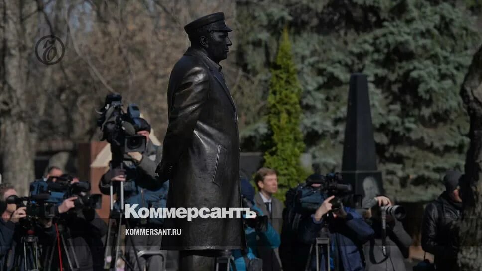 Памятник Жириновского в Москве на Новодевичьем кладбище. В Москве открыли памятник. Памятник Жириновскому в Москве.