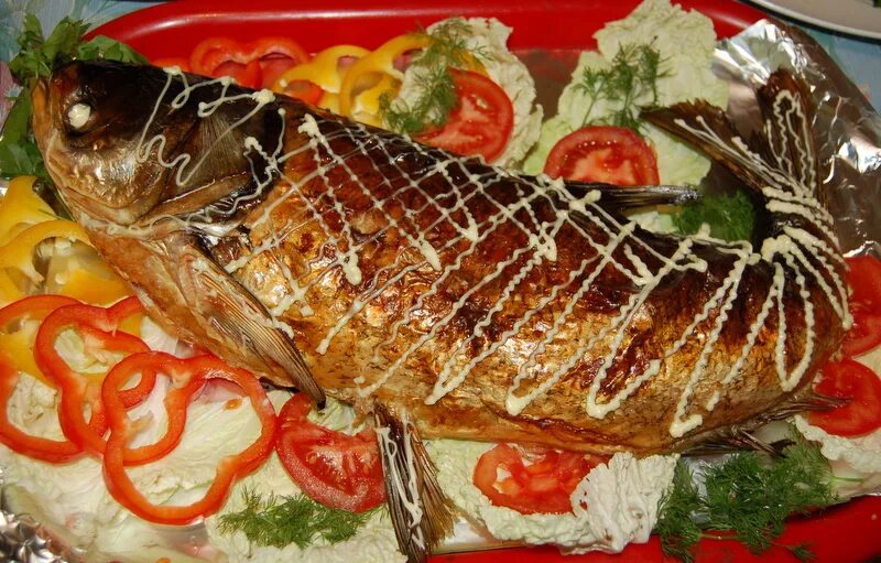 Блюда из рыбы на столе. Фаршированная рыба толстолобик. Щука фаршированная. Рыбный стол. Рыба на новогодний стол.
