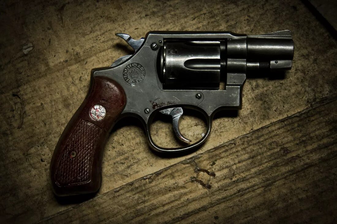 Револьвер визитка. Револьвер 2024. Смит вессон бодигард 357. Револьвер 2024. Smith & wesson model 610.