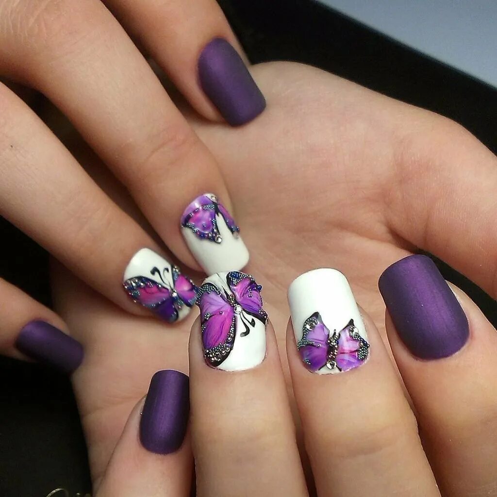 Весенний маникюр сиреневый. Маникюр с бабочками. Фиолетовый маникюр. Фиолетовые ногти с бабочками.
