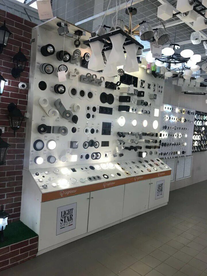 витрина электротоваров. интерьер магазина электротоваров. электротовары волгоград. светбери волжский магазин. магазин электротехника волгоград невская.