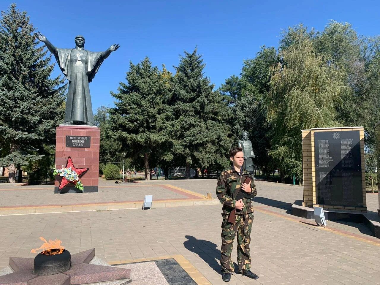 Станица Новопокровская Краснодарский край. Краснодарский край Новопокровский район станица Новопокровская. Памятники Новопокровского района Краснодарского. Мемориал боевой славы ст Новопокровская. Станица новопокровская краснодарский край дома