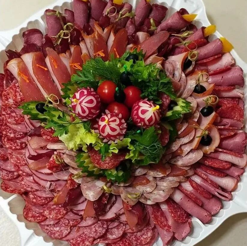 Оформить красиво нарезку на праздничном столе. Мясная нарезка. мясная нарезка на праздничный. украсить мясную нарезку. сервировка мясной нарезки.