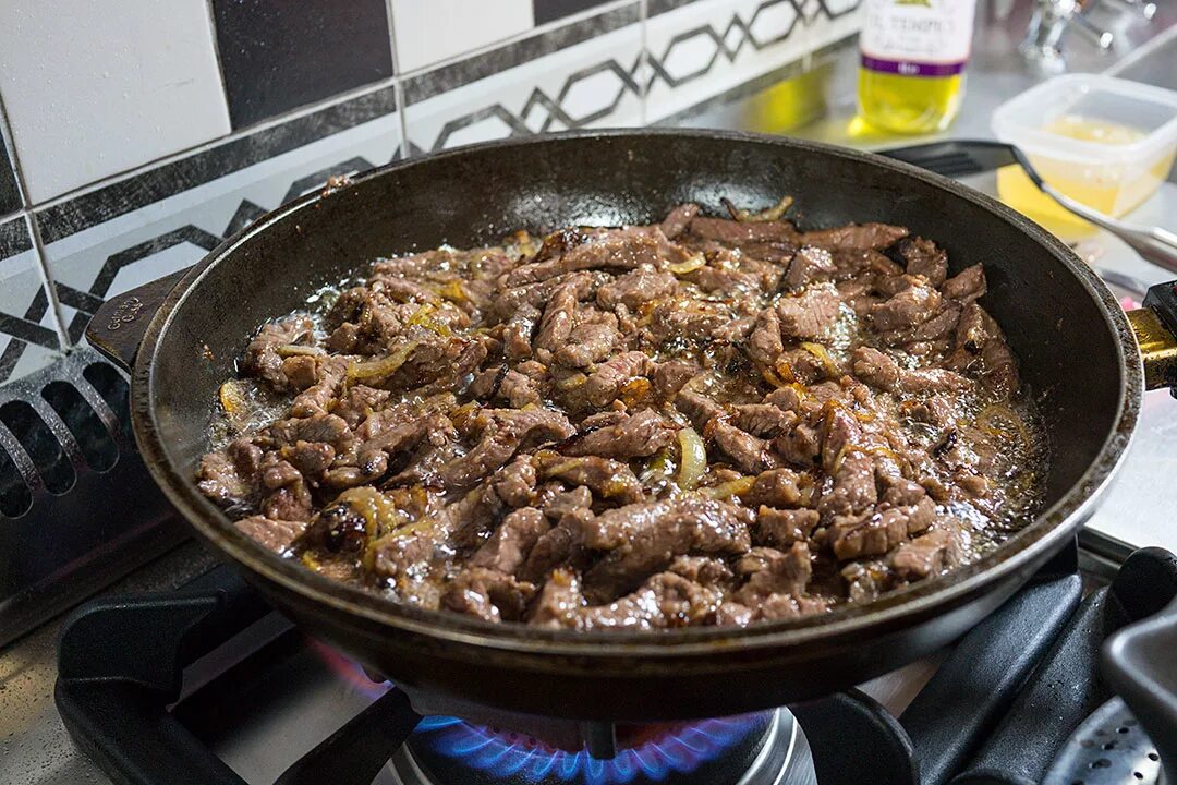 Жареное мясо с тестом на сковороде. Беф-Строганов бефстроганов. Бефстроганов из говядины. Блюдо бефстроганов. Мясо на сковороде.