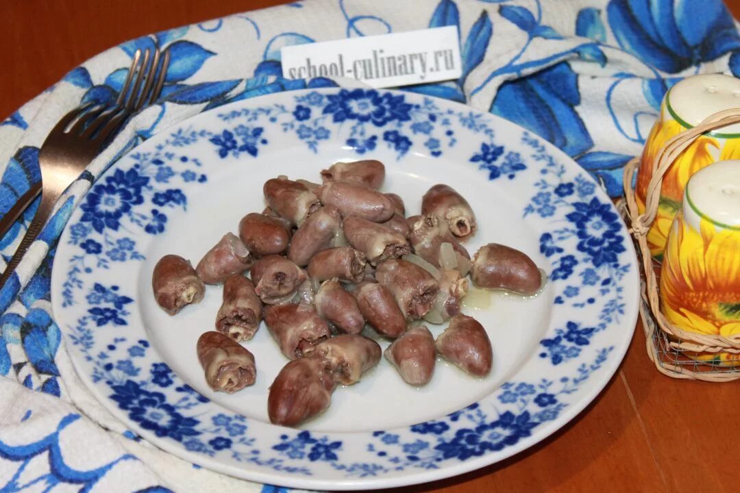 Сколько надо варить куриные сердечки. Вареные куриные сердца. куриные сердечки. куриные сердечки отварные. варка куриных сердечек.