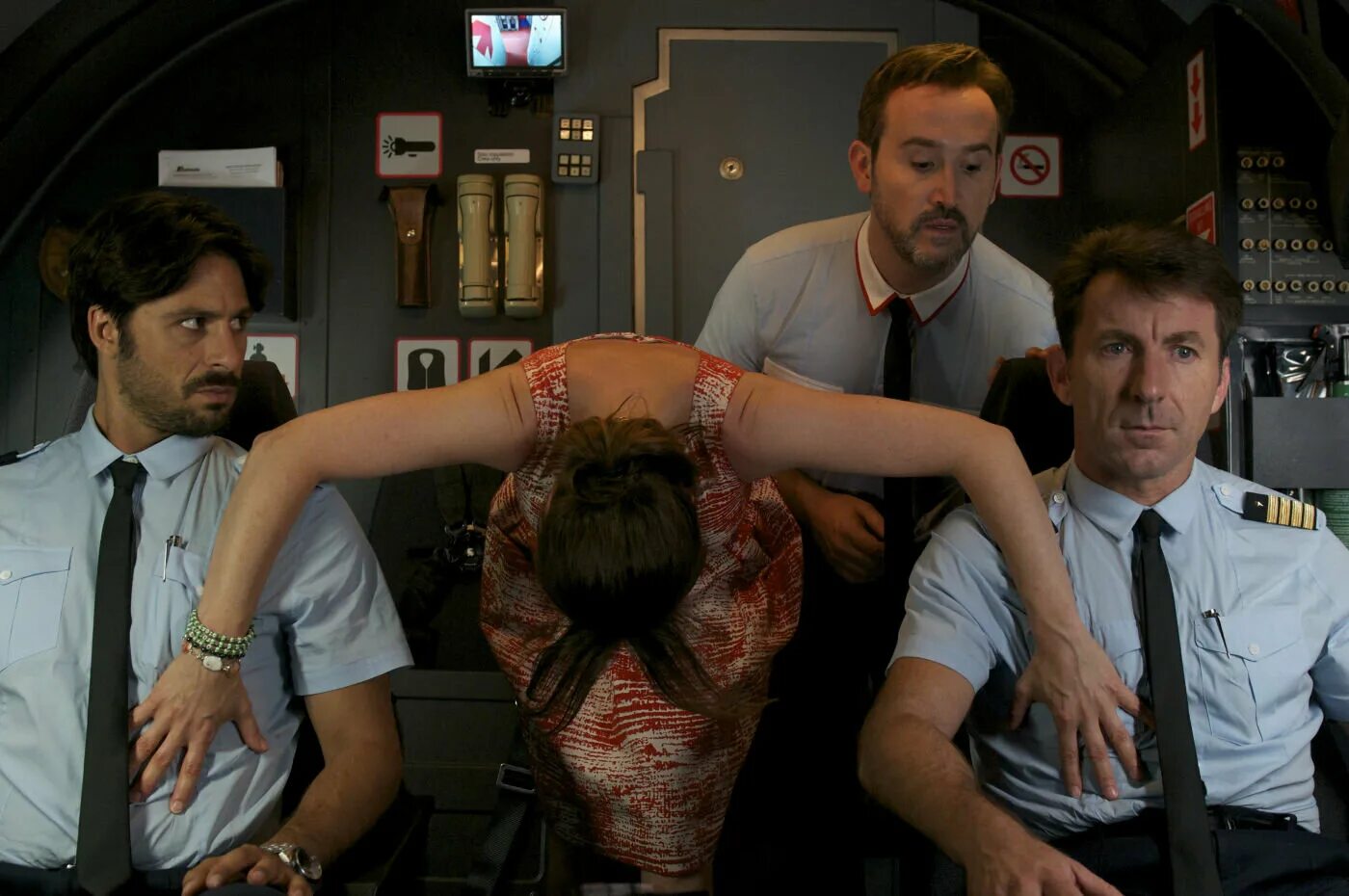 возбудилась в кинотеатре. поцелуй в кинотеатре. парень с девушкой в кинотеатре. кого хочу я больше. кинематограф в кинотеатре.