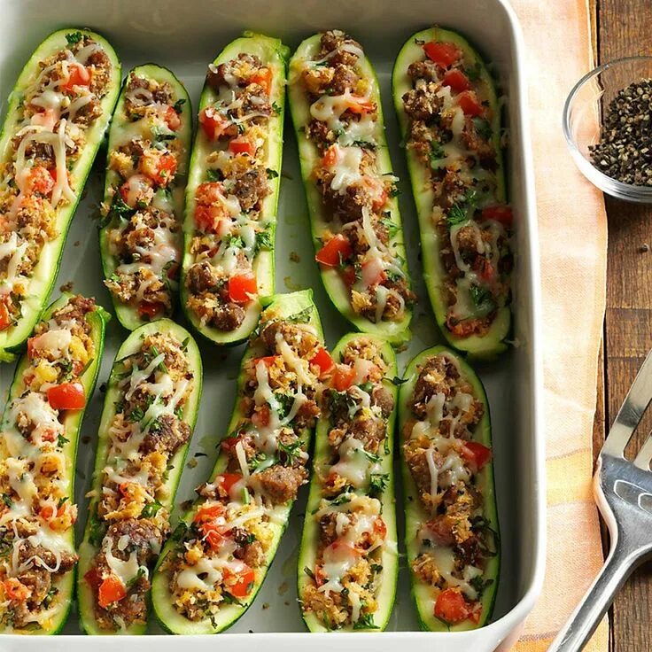 Жареные колбаски с овощами. Купаты на гриле. Рагу с краковской колбасой. Колбаски на сушилке для овощей и фруктов. Колбаски в сушилке.