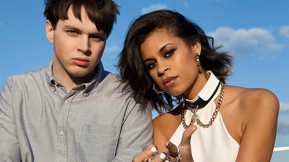 Alunageorge know like dj. ALUNAGEORGE. Группа ALUNAGEORGE. Алуна алакайя.