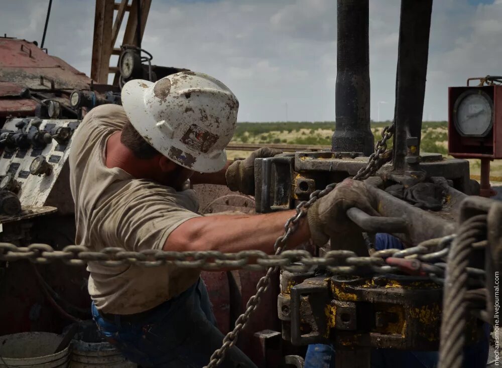 Бурильщик нефтяных и газовых скважин в Техасе. Бурение скважин на сланцевую нефть. Добыча нефти бурение в США. Бурильщик нефтяных скважин в Америке.