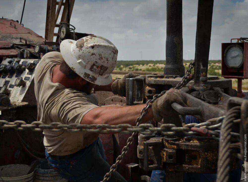 Бурят добыча. Бурильщик нефтяных и газовых скважин в техасе. добыча сланцевой нефти в техасе. сланцевая нефть сша бурение. сланцевая нефтедобыча в сша.