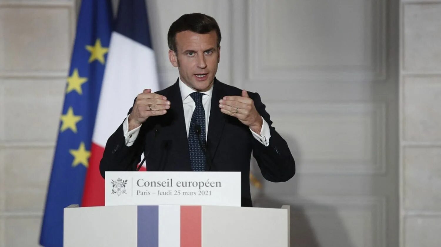 А потом оно стало президентом франции. Макрон заявил. Эммануэль Макрон сердится. Выступление президента Франции на французском.
