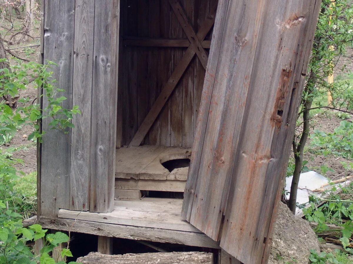 Сельский туалет сектор. Деревянный деревенский туалет. Деревенский уличный туалет. Старый деревянный сортир. Старый деревянный туалет.