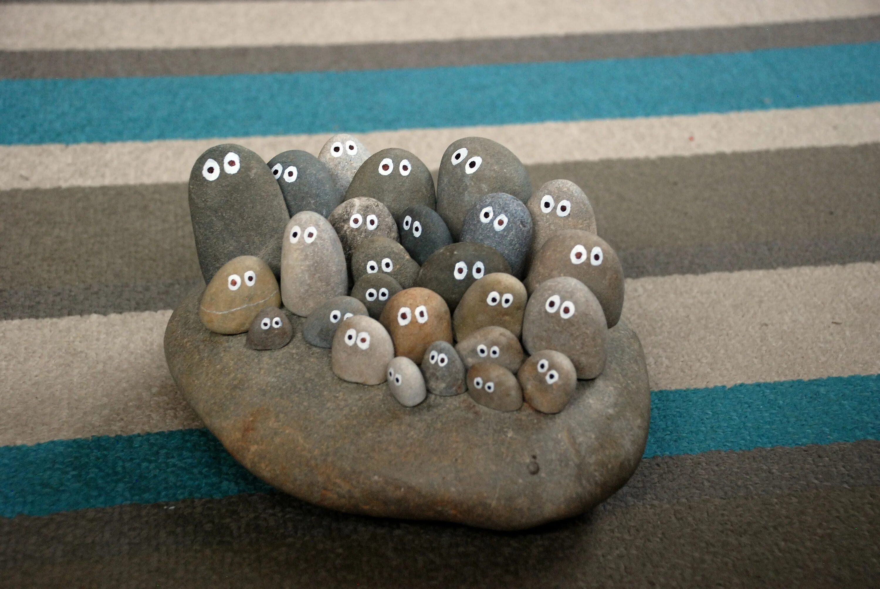 необычные изделия из камня. как покрасить камни. роспись на камнях. покрасить камни. акриловый камень.