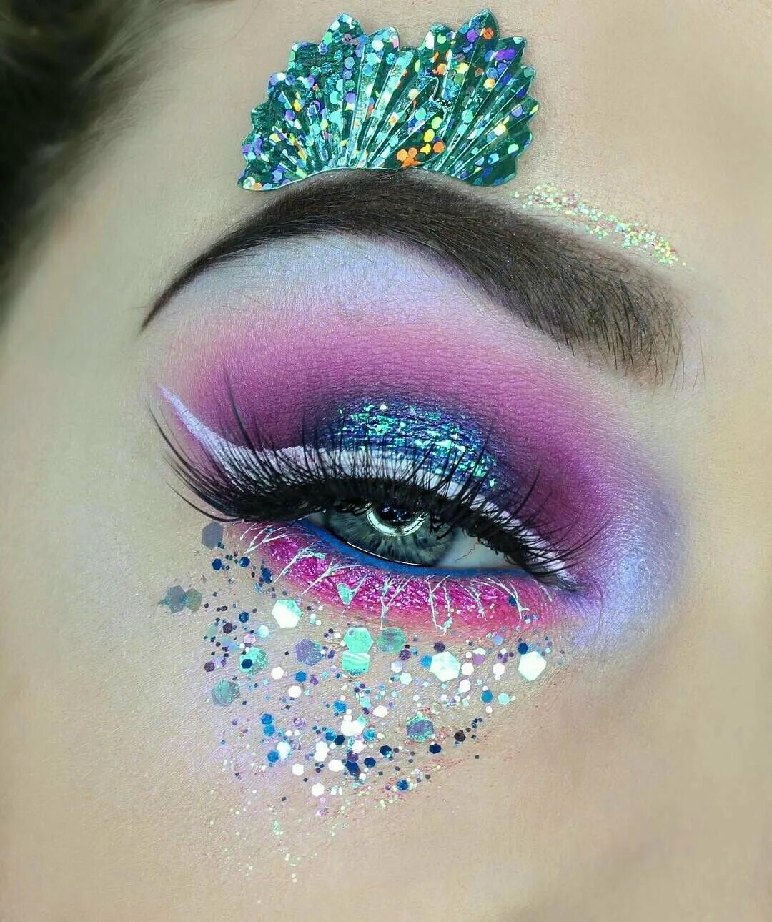 Новогодний макияж с блестками. Как сделать макияж с блестками. Слюда инглот блестки для глаз. Макияж блестящие тени. Тени блестящие глиттер.