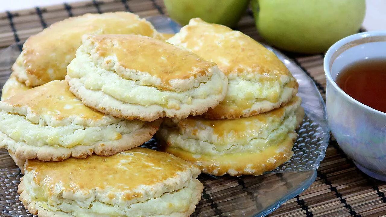 Сочни рецепт классический в духовке. Сочники. Сочники с творогом. Сочень с творогом. Сочни с творогом фото.