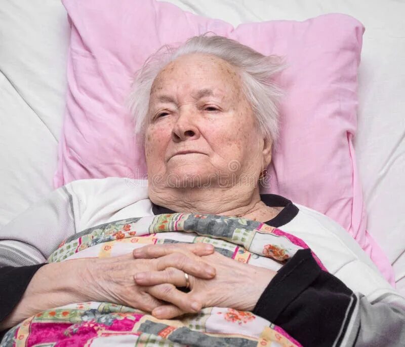 Чем болеют старые люди. Старые больные женщины. Пожилая женщина заболела. Старая больная бабушка. Старуха дряхлая больная.