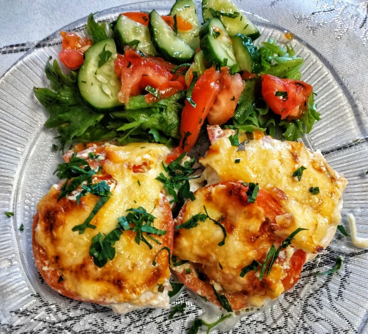 Куриные отбивные с овощами. Мясо по французски. мясо по-французски в духовке. куриное филе с овощами в духовке. отбивные с картошкой.