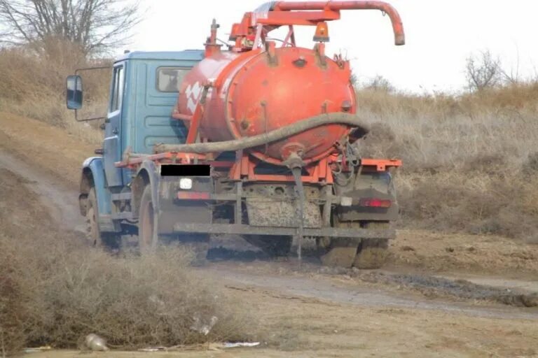 Ассенизаторская машина сливает отходы. Ассенизатор Астрахань. Ассенизаторские машины на сливе. Ассенизаторская машина сливает