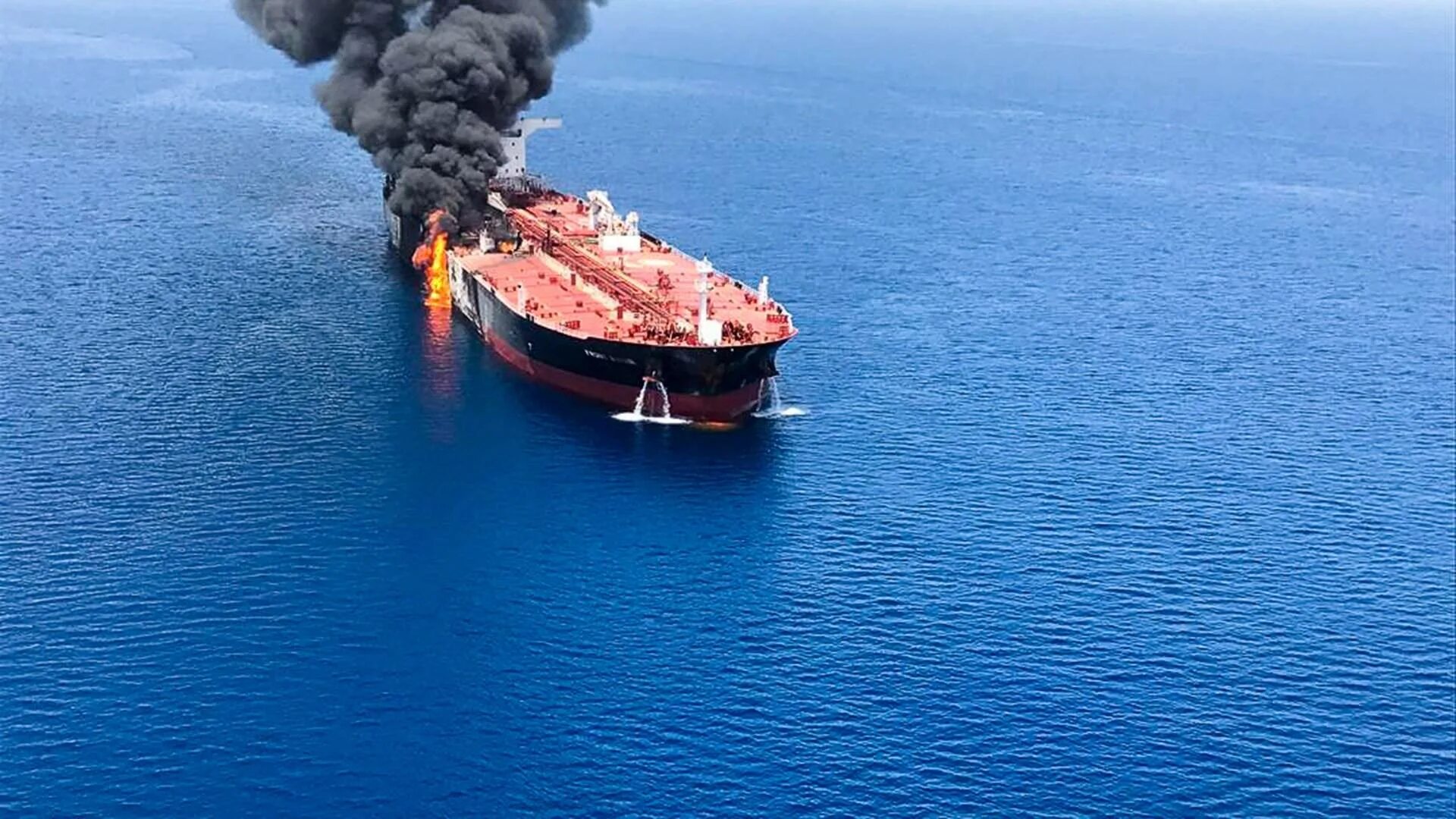 Атаки гражданских судов. Нефтеналивные танкеры Саудовской Аравии. Амоко Кадис танкер. Танкер в Оманском заливе. Крушение нефтяного танкера.