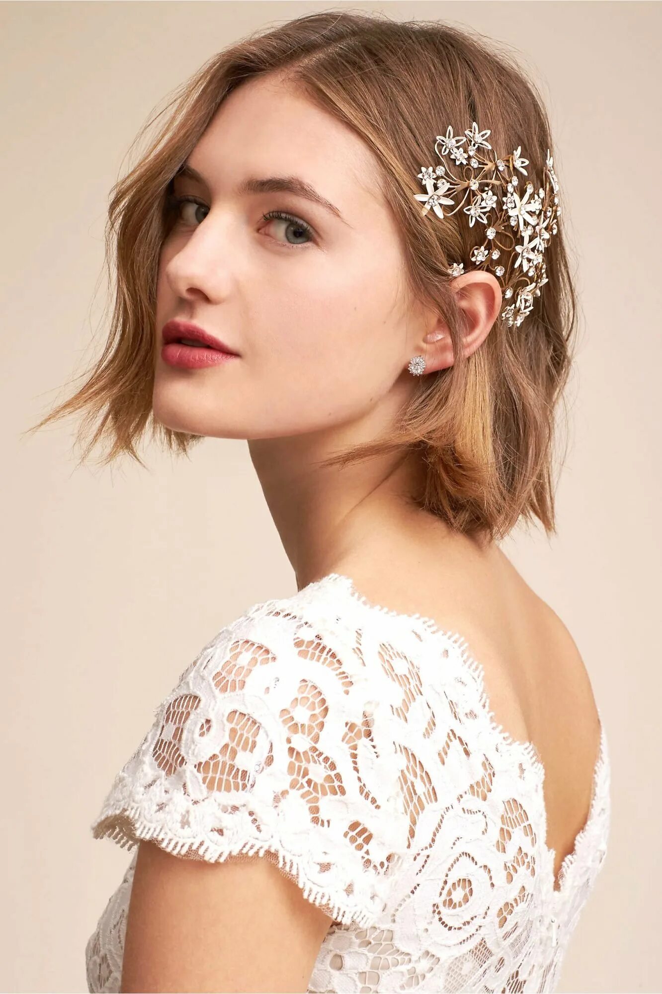 Свадебная укладка на короткие волосы. Прическа невесты каре с заколкой. Прическа невесты. Изящное украшение для каре. Каре украшение.