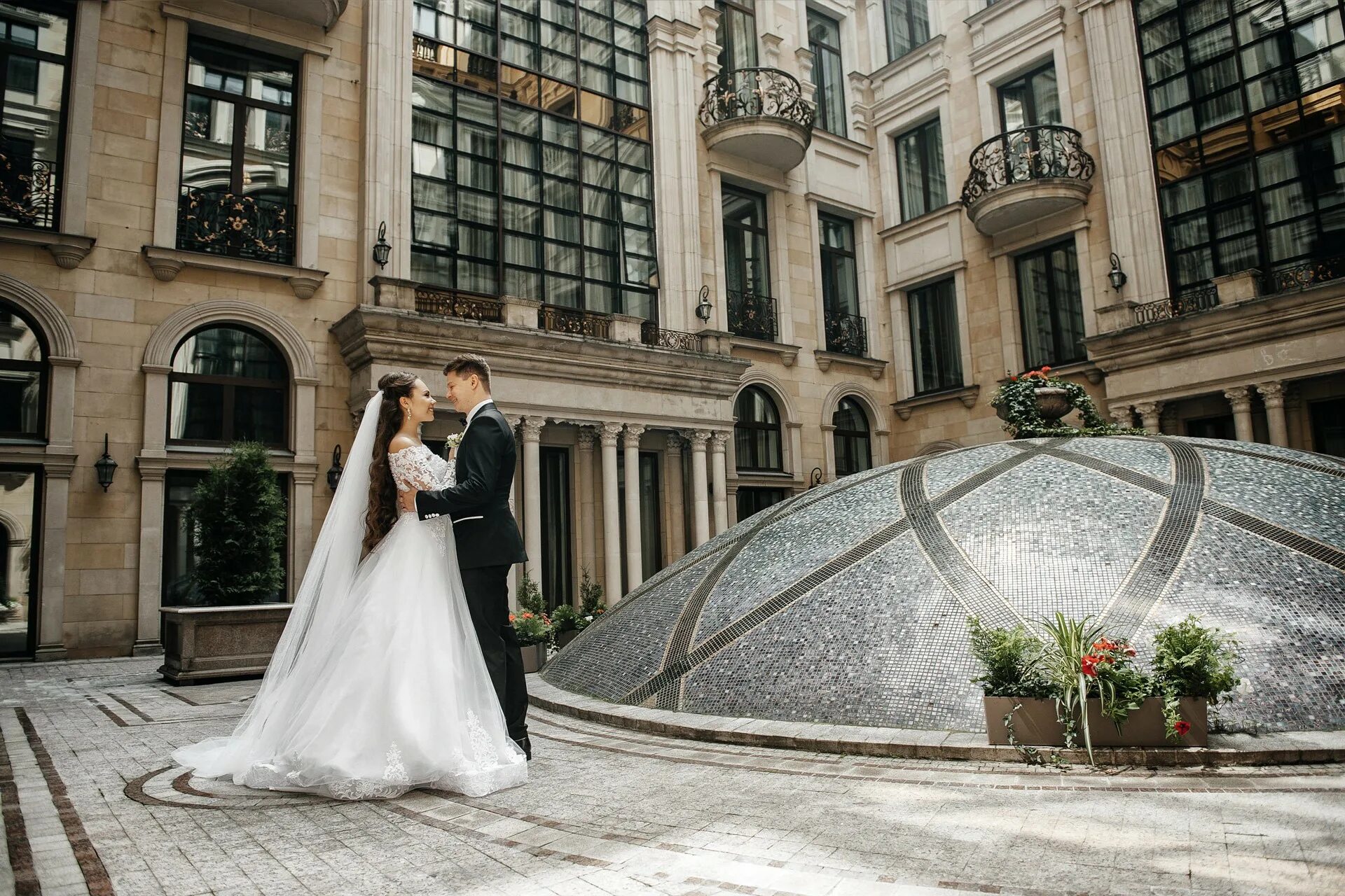 Гостиница украина рэдиссон свадебная фотосессия. Отель для фотосессии москва. Свадебные фотосессии в отеле балчуг. Отель для фотосессии москва. Гостиница рэдиссон ройал свадебная фотосессия.