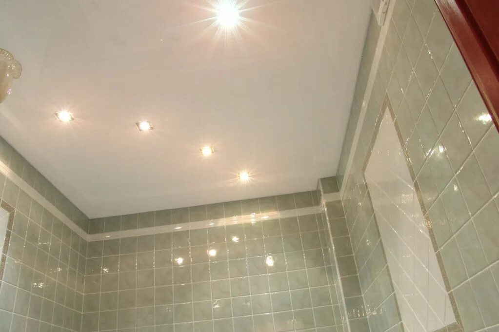 Натяжные потолки ванная плитка. Потолок в ванной. Подвесной потолок в ванную. Натяжной потолок в ванной. Натяжной потолок в ванную.